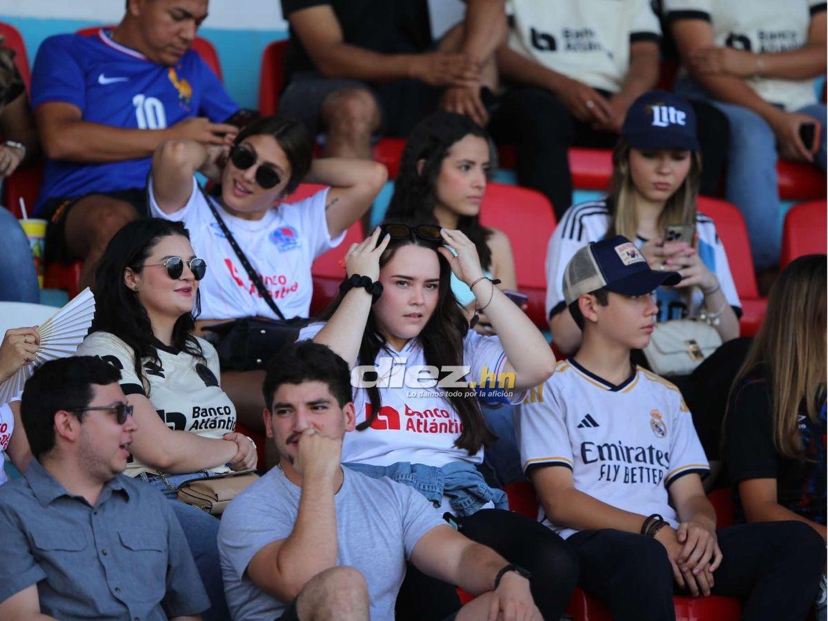 ¿Quién era la chica del Iphone? Las hermosas damas que causaron furor en la previa del derbi Olimpia vs Motagua