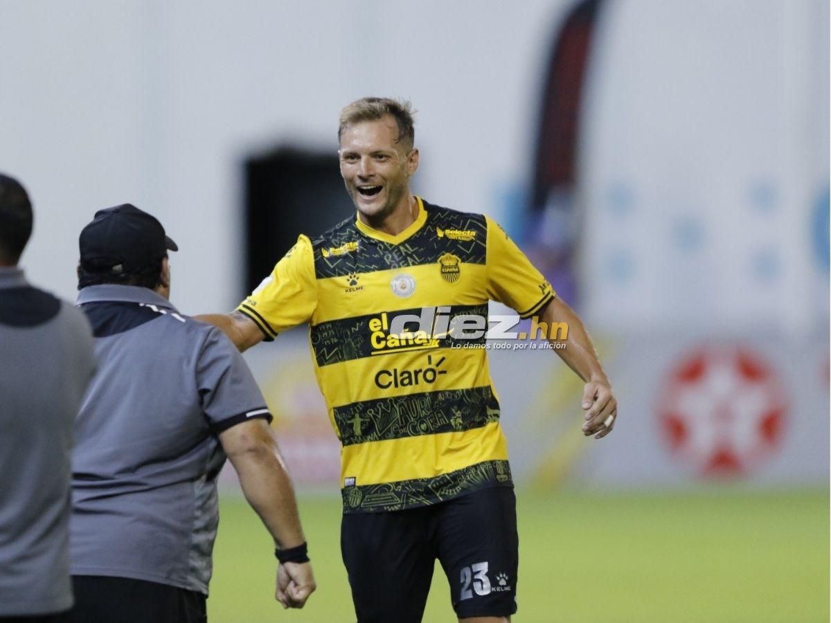 Afición del Real España sorprende con gigantesca manta, Blackburn silenció el Morazán y las bellas chicas