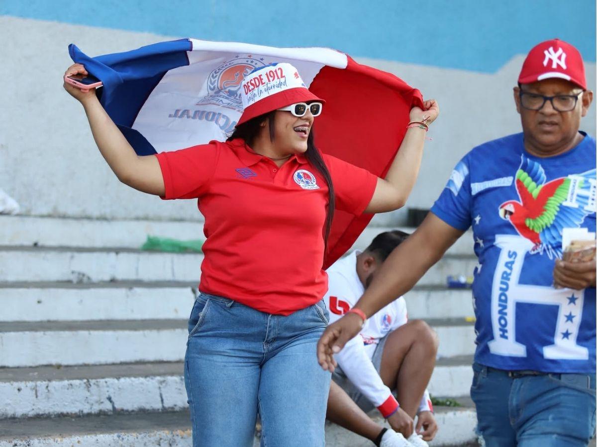 Descomunales filas en el Estadio Nacional y lo que pasó con la pantalla: así se vive la previa de la final entre Olimpia-Marathón