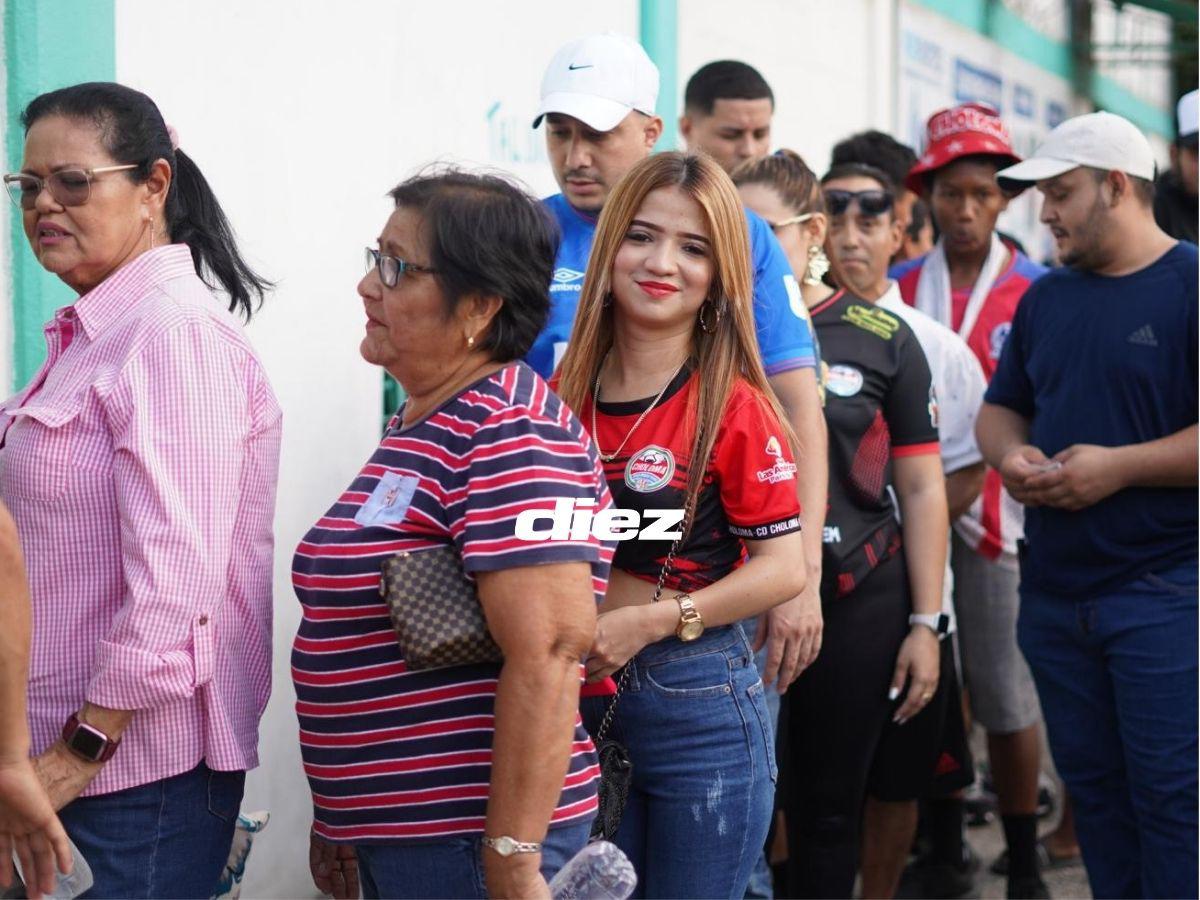 Aficionados de Olimpia sorprenden con motos curiosas, las bellas cipotas de Choloma y blindaje total al Rubén Deras
