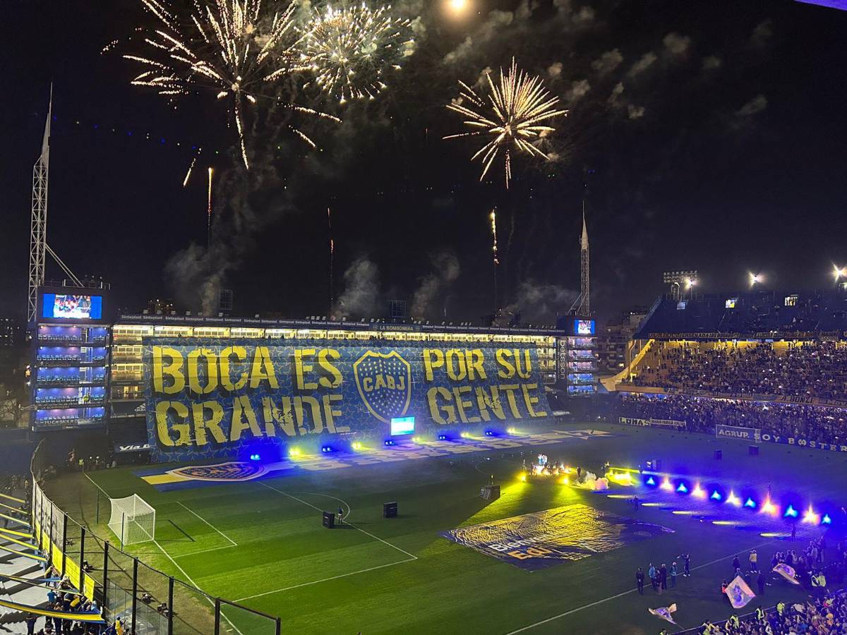 La presentación de Cavani con Boca Juniors en La Bombonera: brutal recibimiento y acompañado de su novia