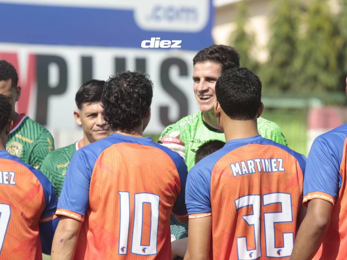 Saludos de los clubes antes del inicio del encuentro en el Yankel.