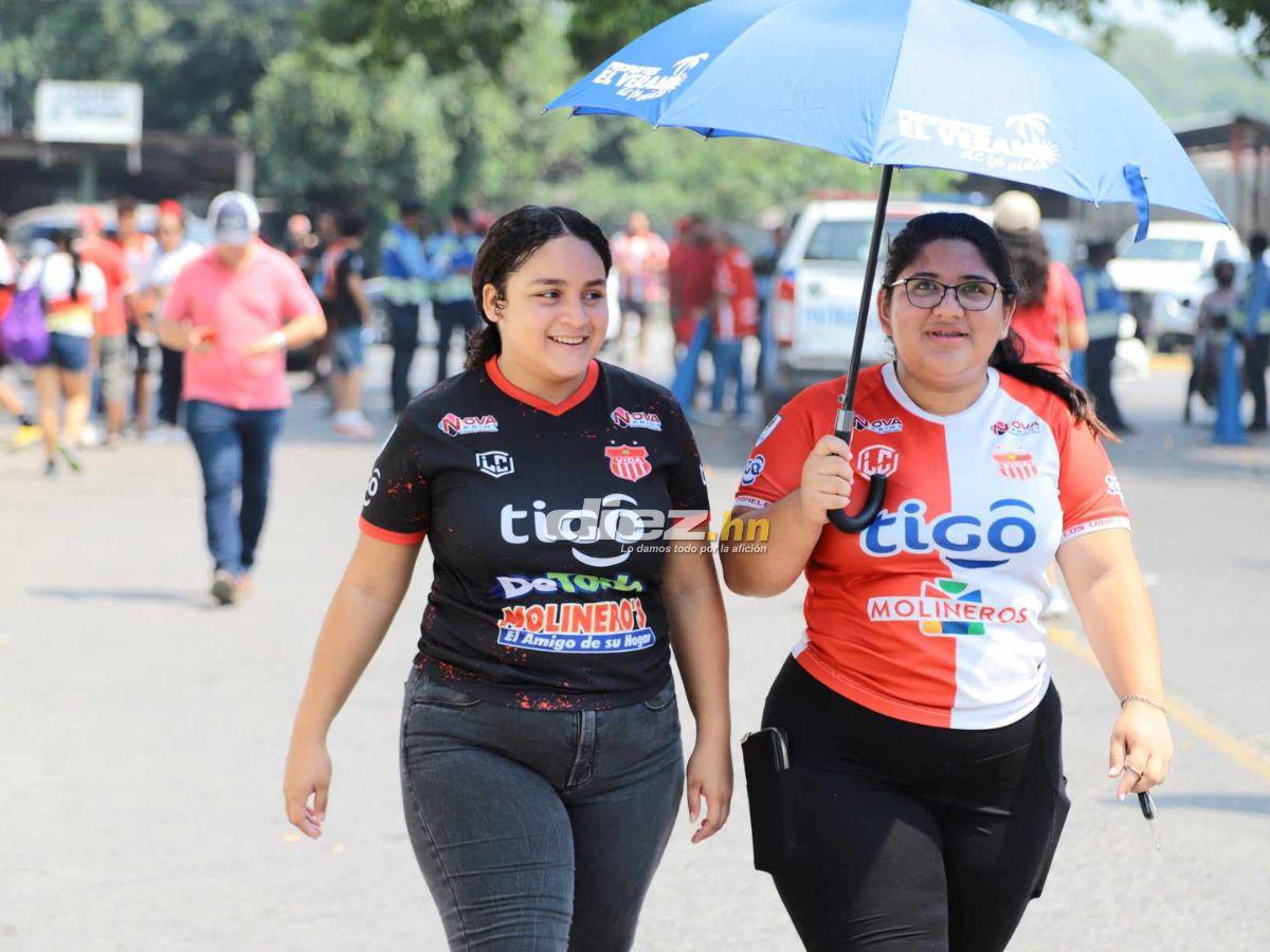 Marea Roja en La Ceiba, bellas hinchas del Vida invaden y aficionado se roba el show con extraño vestuario