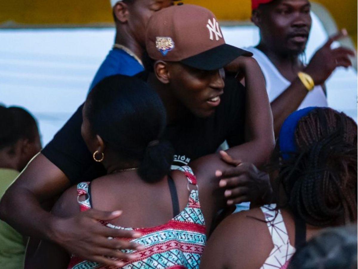 Para ponerse de pie: Fundación de Alberth Elis sorprende con donación a catrachos de cuatro ciudades de Honduras