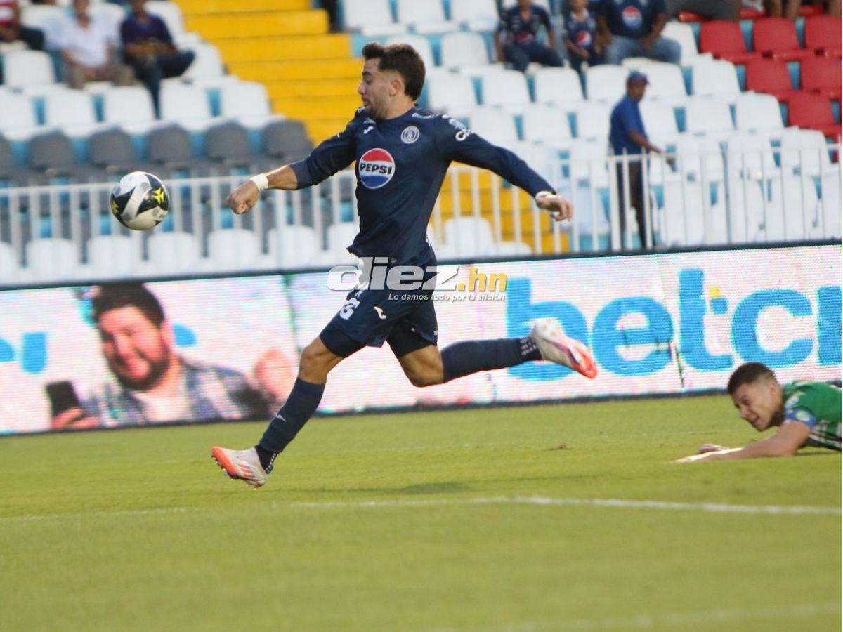 No se vio en TV: aficionadas del Motagua roban suspiros, gestazo de Auzmendi con su novia y fiesta azul en el Nacional