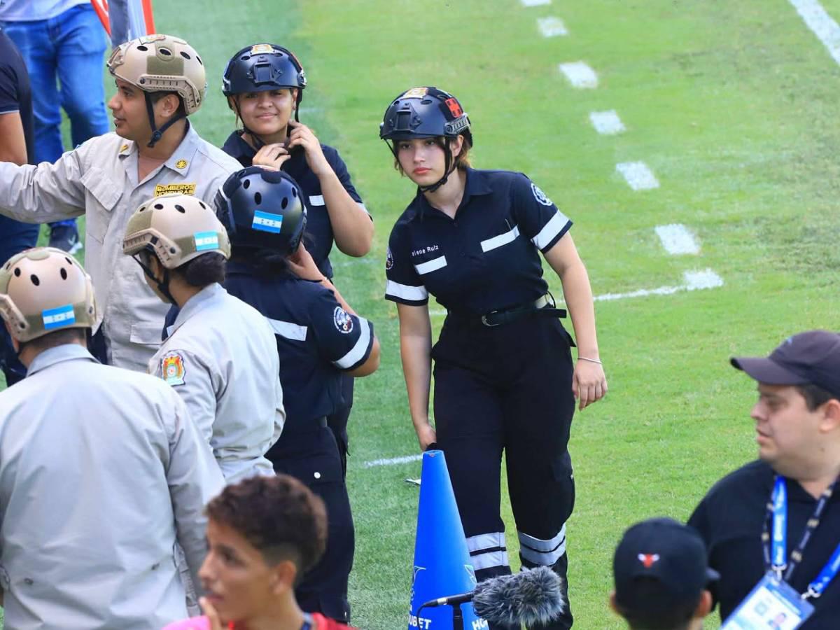 ¿Quién es la hermosa señorita de la Cruz Roja? mundialista y Batman se hacen presentes en el derbi Real España vs Marathón