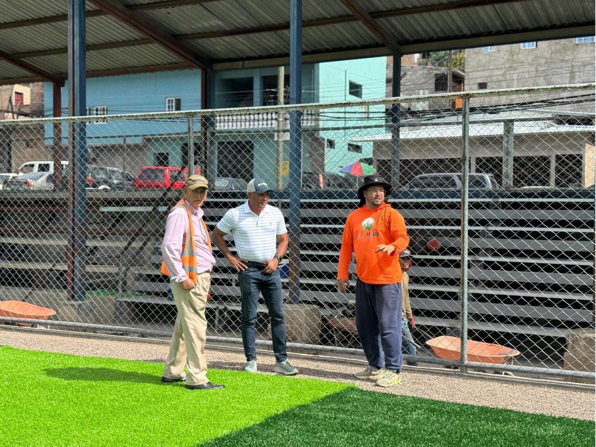 En fotos: Condepor supervisa avances de la construcción de moderna cancha sintética en popular colonia de Tegucigalpa