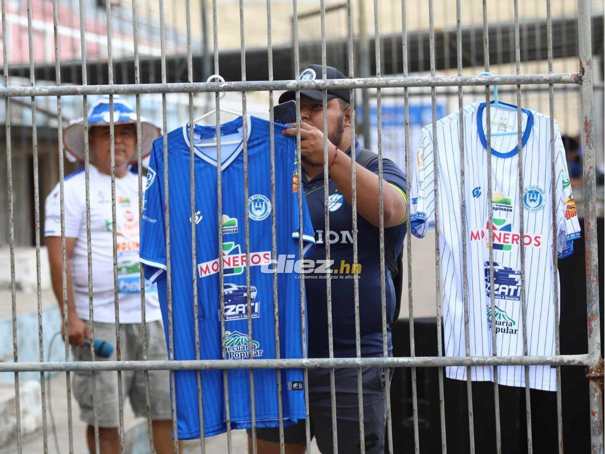 No se vio en TV: Motagua estrenó piel, barra del ciclón desató infierno azul, bronca del Victoria y el gesto Serrano