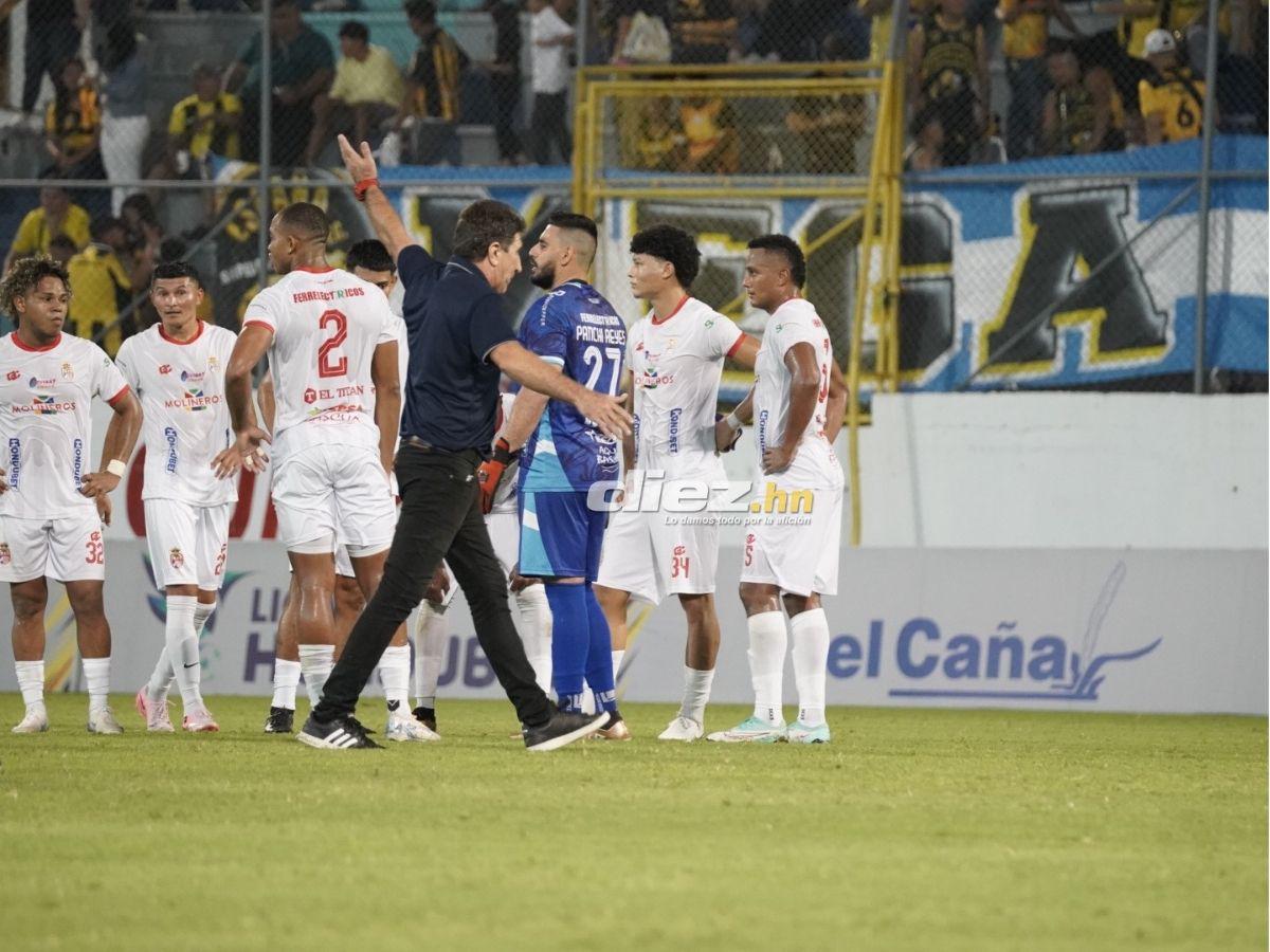 Barra de Real España sacó espectacular manta, chica bella robó suspiros y agarrón de Héctor Vargas con “La Máquina”