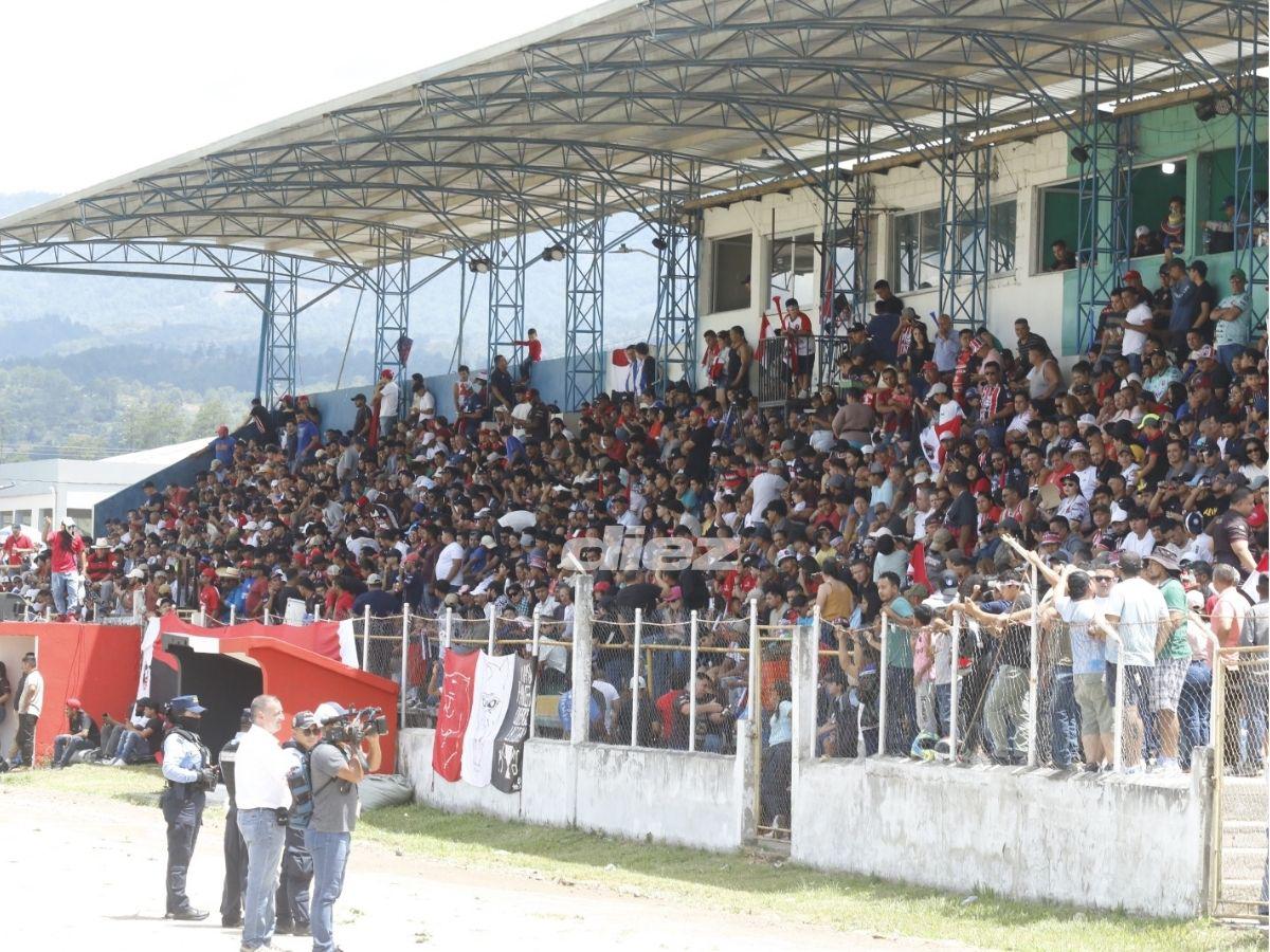 ¿Quién es la bella fotógrafa? Amargura del Independiente, llenazo en Siguatepeque, las 'creídas' y fiesta en el Choloma