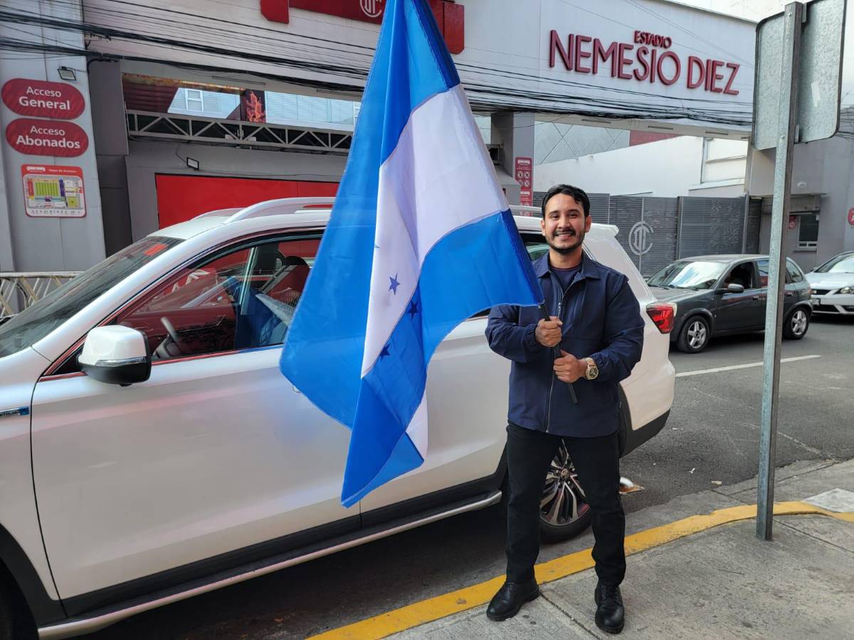 Belleza hondureña en Toluca y las banderas cinco estrellas inundan las calles en el México vs Honduras