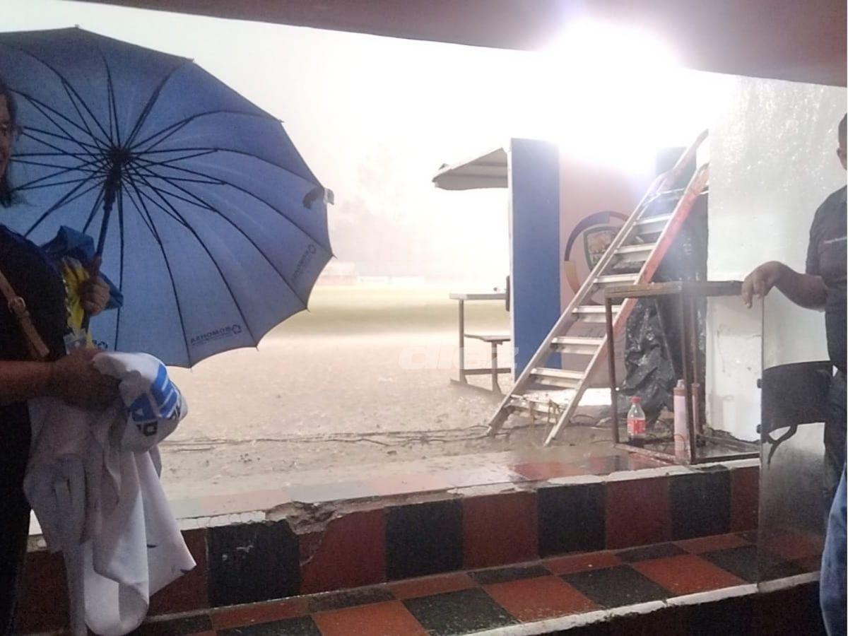 La lluvia azotó la finalísima en Siguatepeque: los locos del Independiente bajo el agua y la cancha parecía río