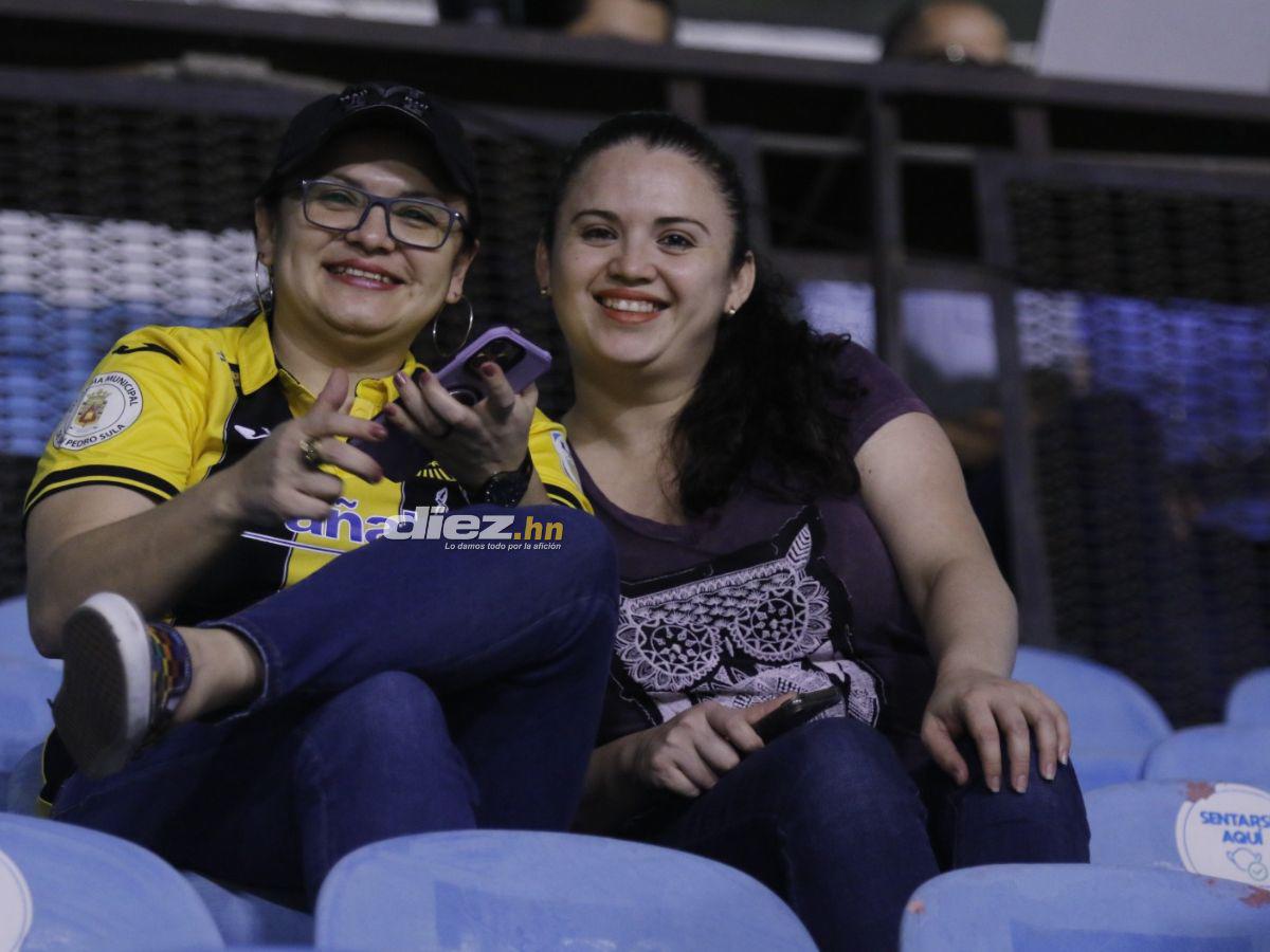 No se vio en TV: La bronca de Carlos Small, tristeza en Real España, locura de Rony Martínez y las hermosas policías en el Olímpico