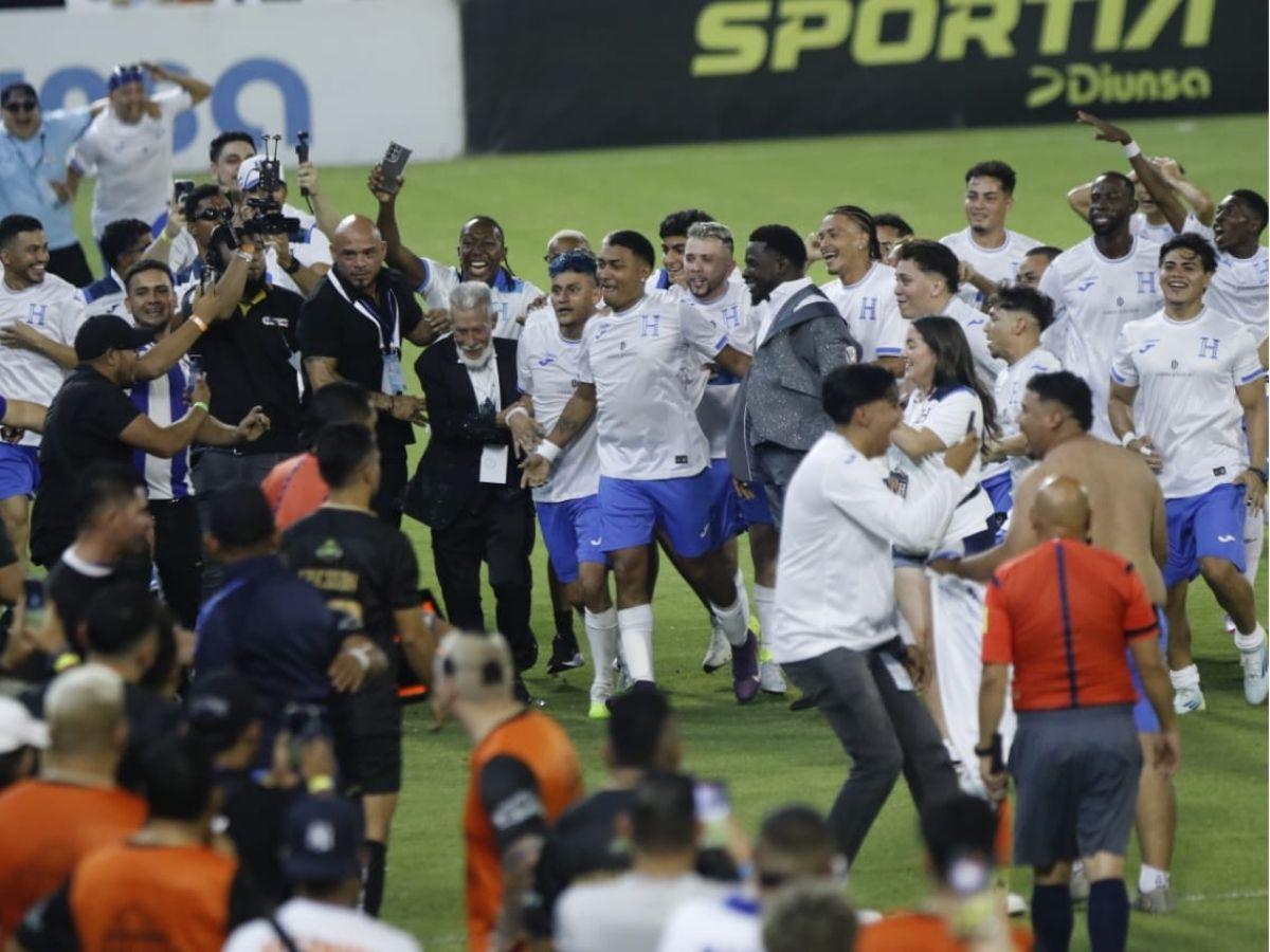 Prensa de El Salvador denuncia trampa y malos tratos de aficionados hondureños en juego de tiktokers: quedaron mal