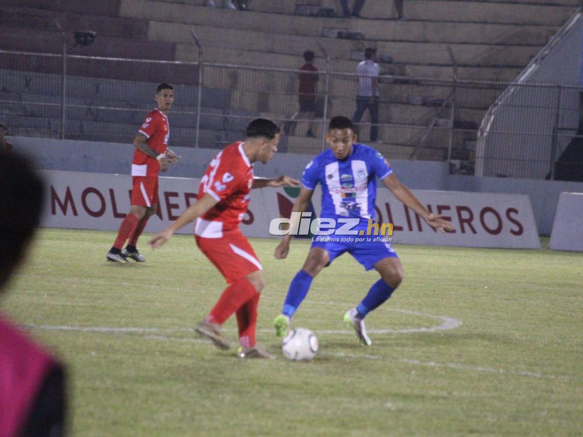 Allan Banegas marca a Karlet Barahona en la mitad del campo del estadio Ceibeño. FOTO: Samuel Zelaya.