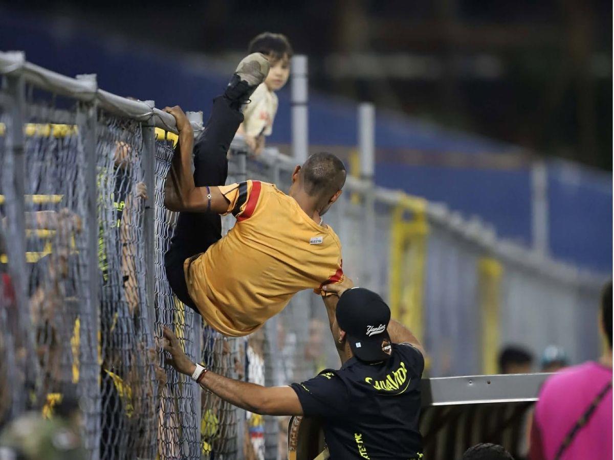 El hincha que casi provoca una tragedia, pancarta pidiendo perdón, preciosa de palco y el karaoke antes de recibir a LAFC