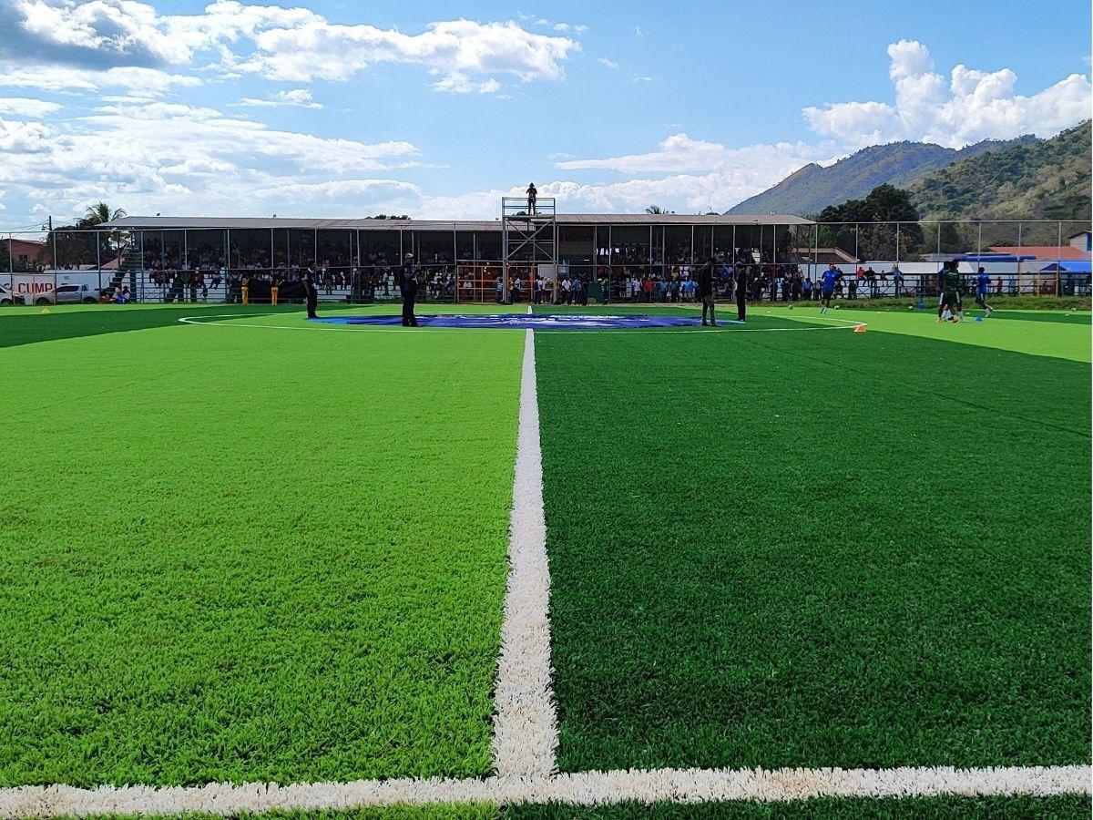 ¡Una mesa de billar! Las fotos que dejó el histórico choque Juticalpa-Génesis en el Estadio Óscar Peralta de Olancho