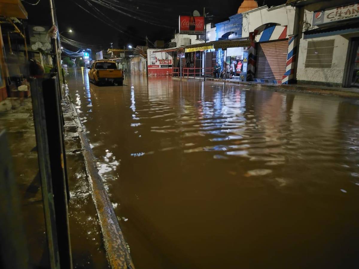 INFORME ESPECIAL: Río Chamelecón se desborda, La Lima comienza a sufrir los efectos de Julia y aumentan las evacuaciones