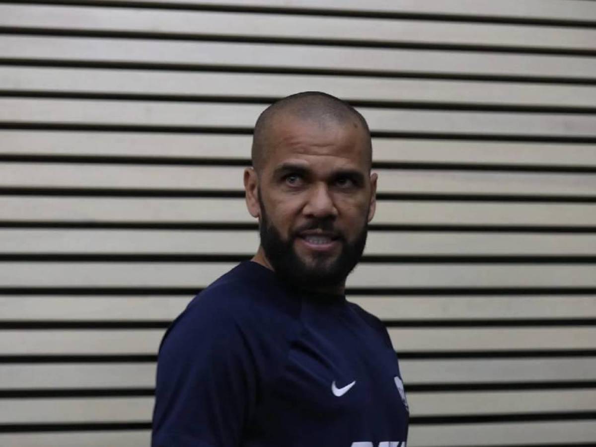 Dani Alves reaparece 63 semanas después y envía contundente mensaje: “No es cierto...”