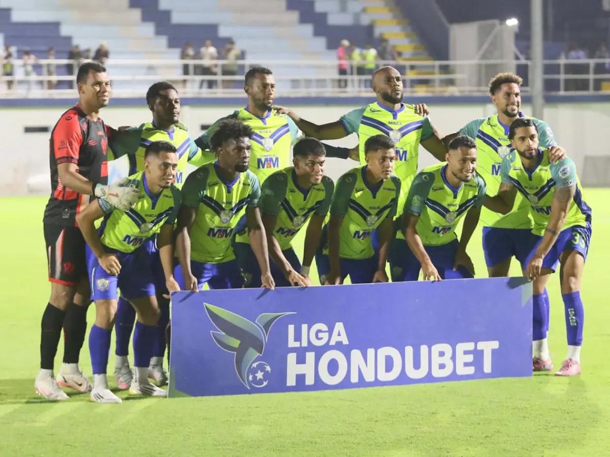 Michaell Chirinos se lleva tremendo beso de otro jugador, el inesperado salvador y homenaje a Orinson Amaya