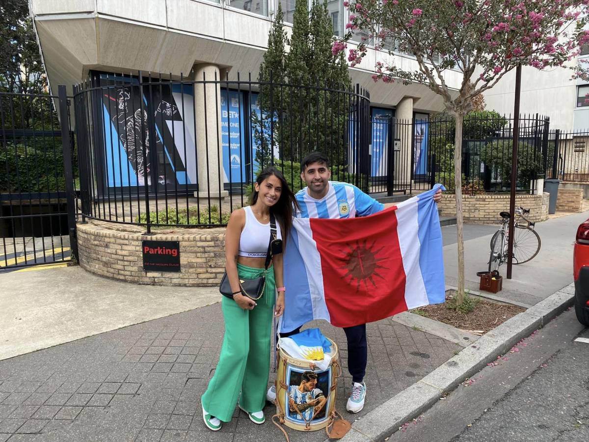 La travesía de un barbero que se fue en bicicleta hasta la casa de Messi en París: la actitud de Antonela Roccuzzo y el regalo que le dejó al crack argentino