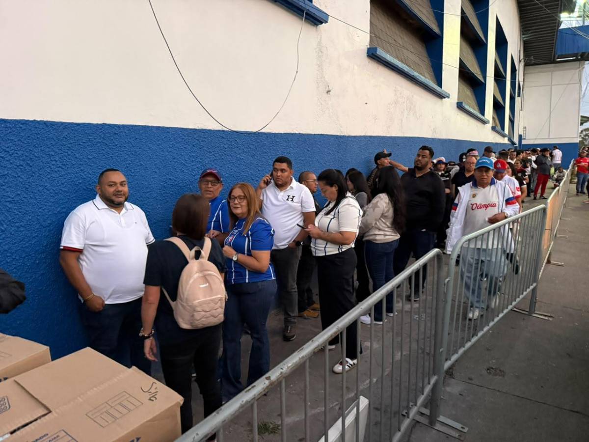 Regalo de la Ultra Fiel a los aficionados y largas filas: así se vive el Olimpia-Cartaginés