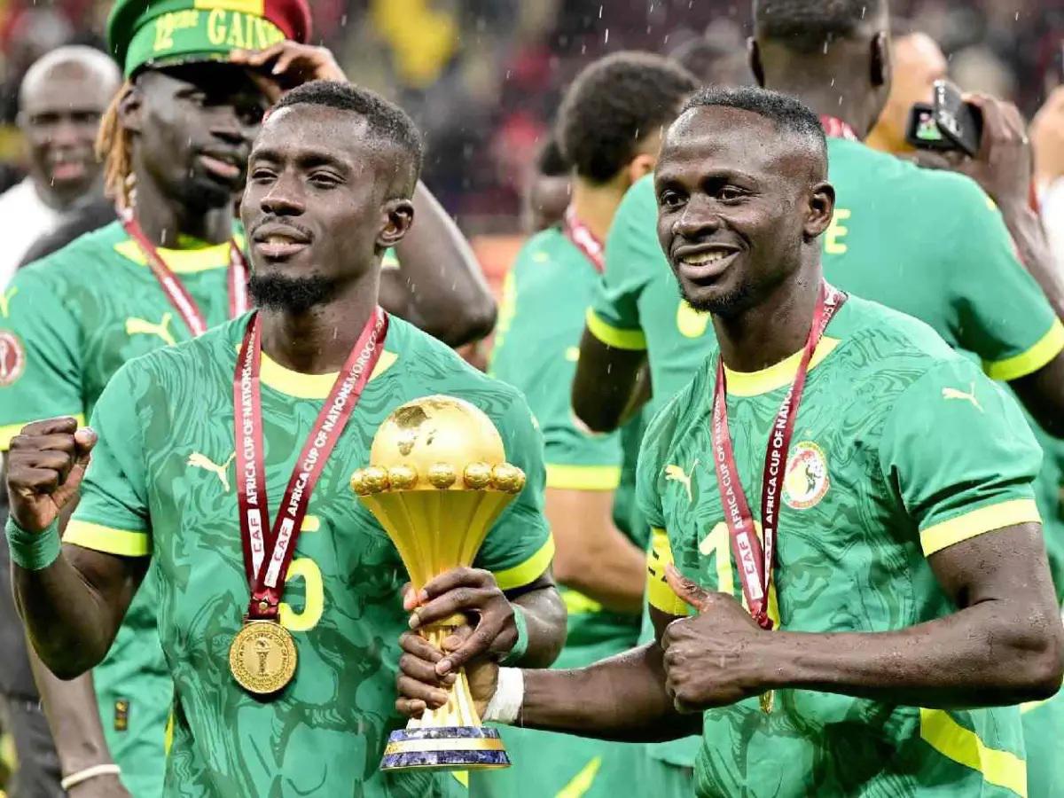 Senegal hundió a Marruecos y él se fue a festejar con sus dos esposas la Copa Africana: Siempre están...