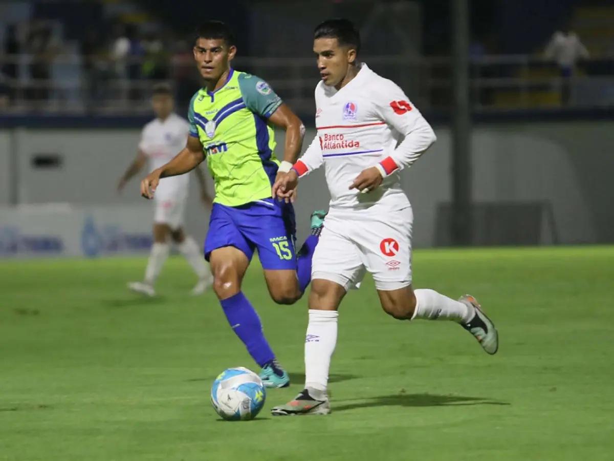 Michaell Chirinos se lleva tremendo beso de otro jugador, el inesperado salvador y homenaje a Orinson Amaya