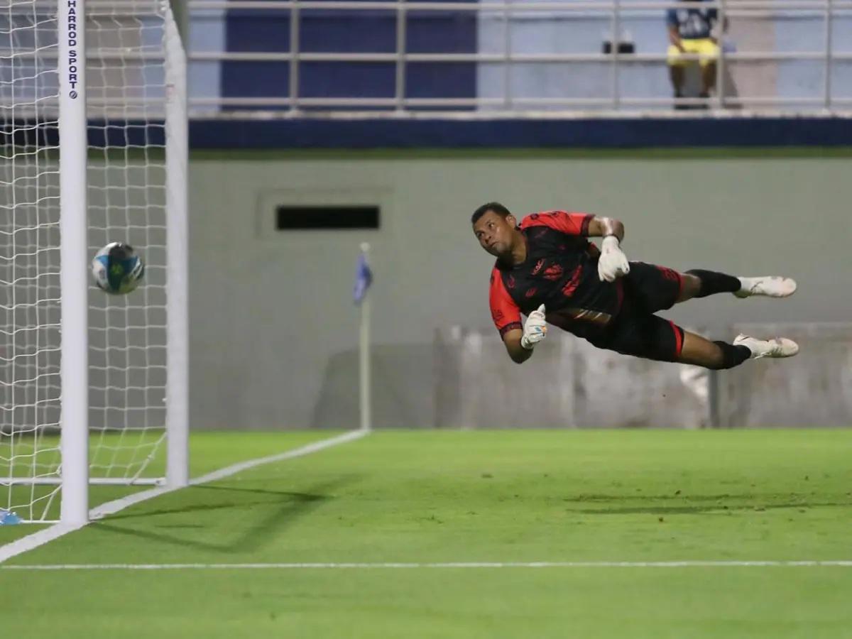 Michaell Chirinos se lleva tremendo beso de otro jugador, el inesperado salvador y homenaje a Orinson Amaya