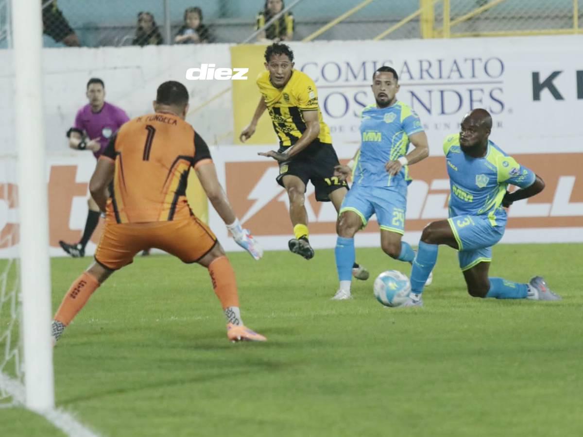 Nixon Cruz remata y los olanchanos Fonseca, Elvir y Lasso observan. Foto Neptalí Romero.