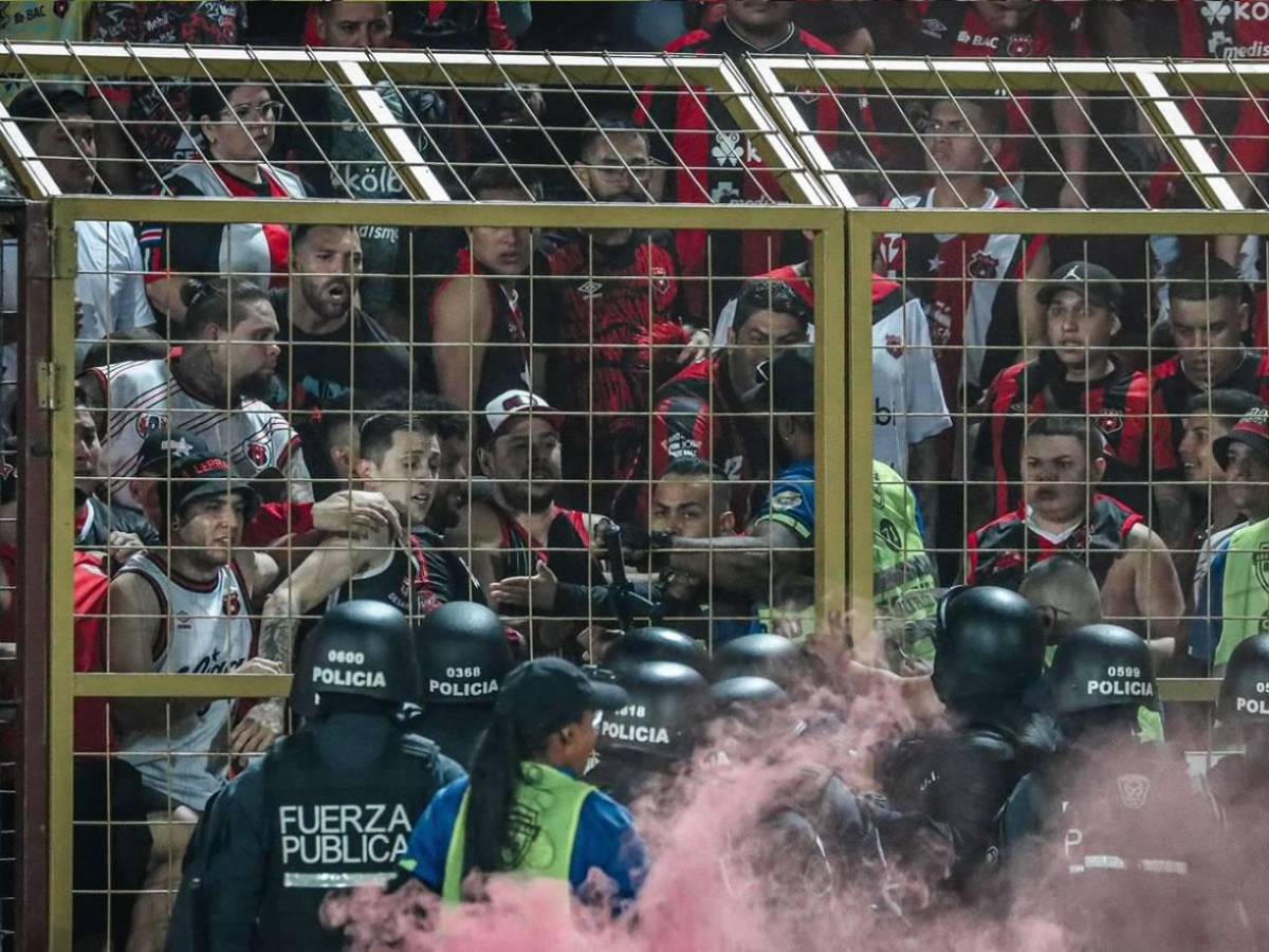 Batalla campal en Costa Rica: Así fue el zafarrancho entre Alajuelense-Herediano en la gran final, ¡golpes y sangre!