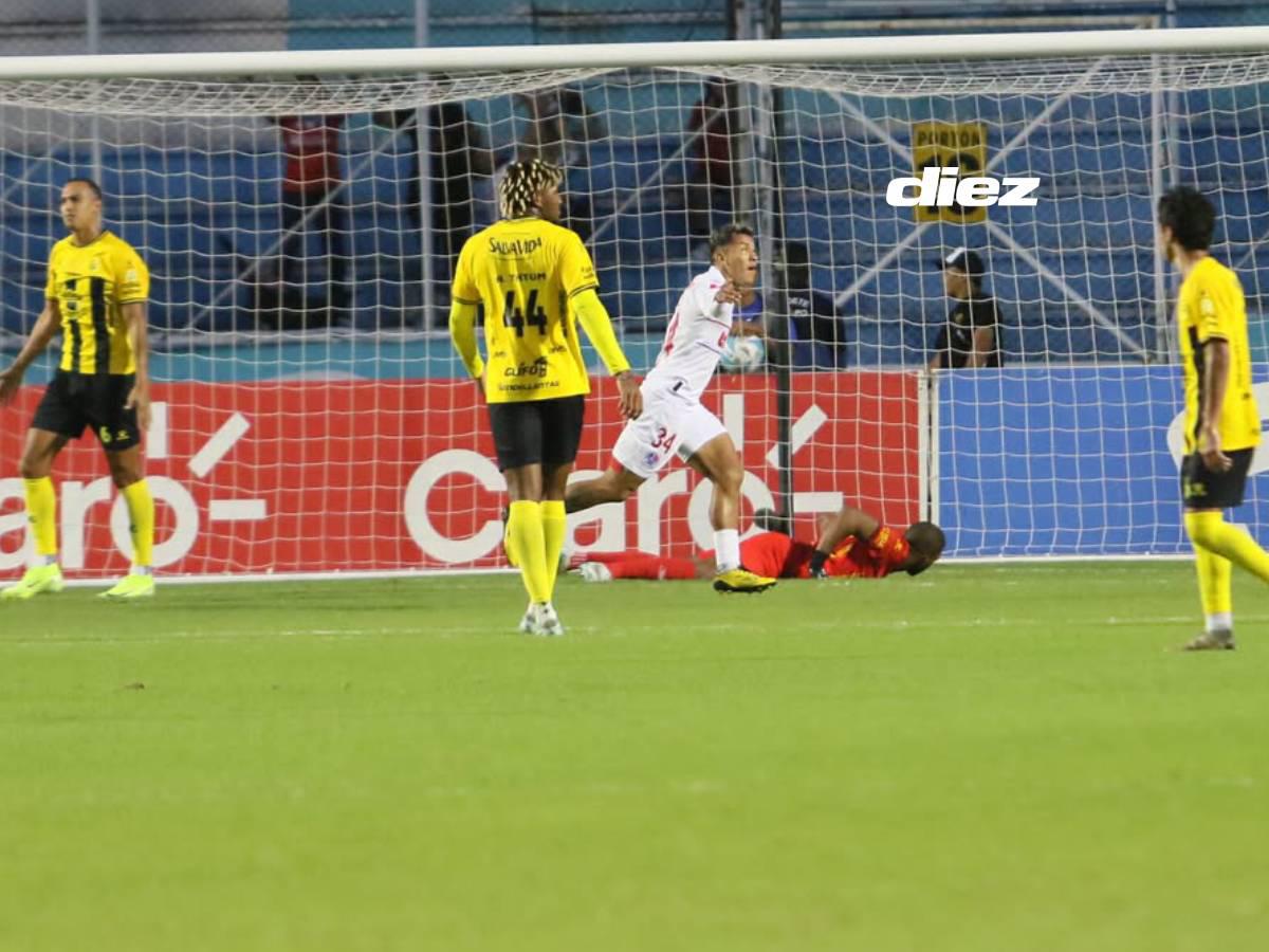 Celebración del Choloma López tras anotarle a Real España.
