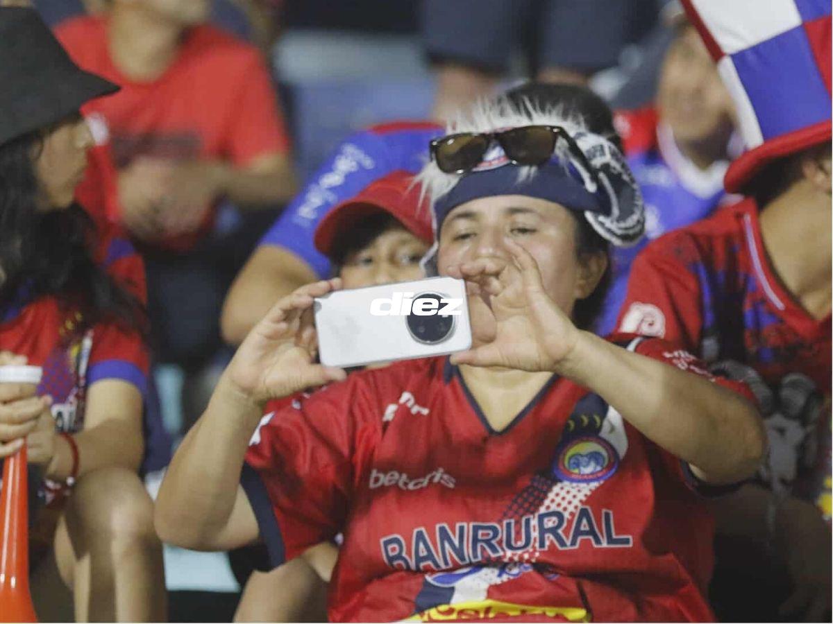 Amargura en Real España, el impresionante tifo, curioso beso que nadie vio y la locura de los hinchas del Xelajú