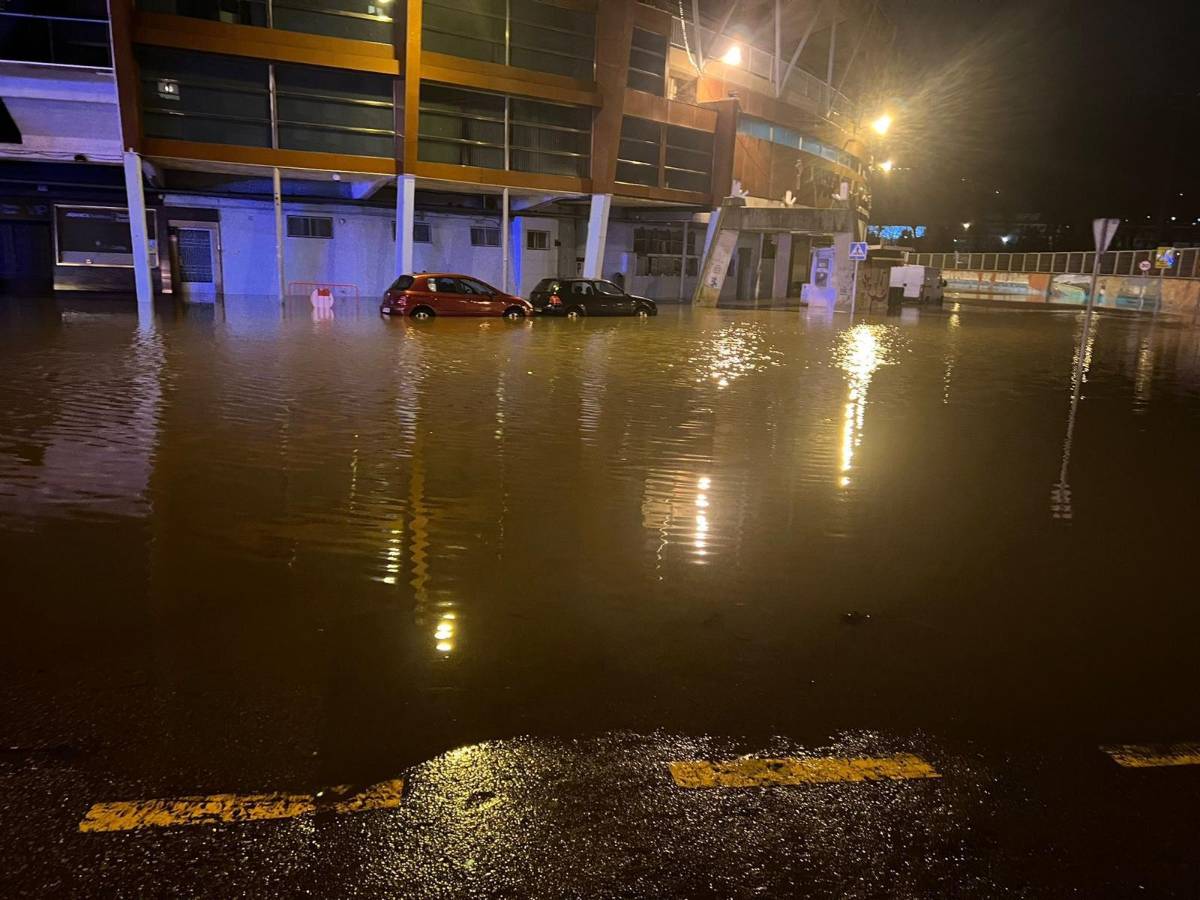 ¡Es de primera y alcanzó hasta un metro de agua! Así se inundó estadio de la Liga Española (FOTOS)