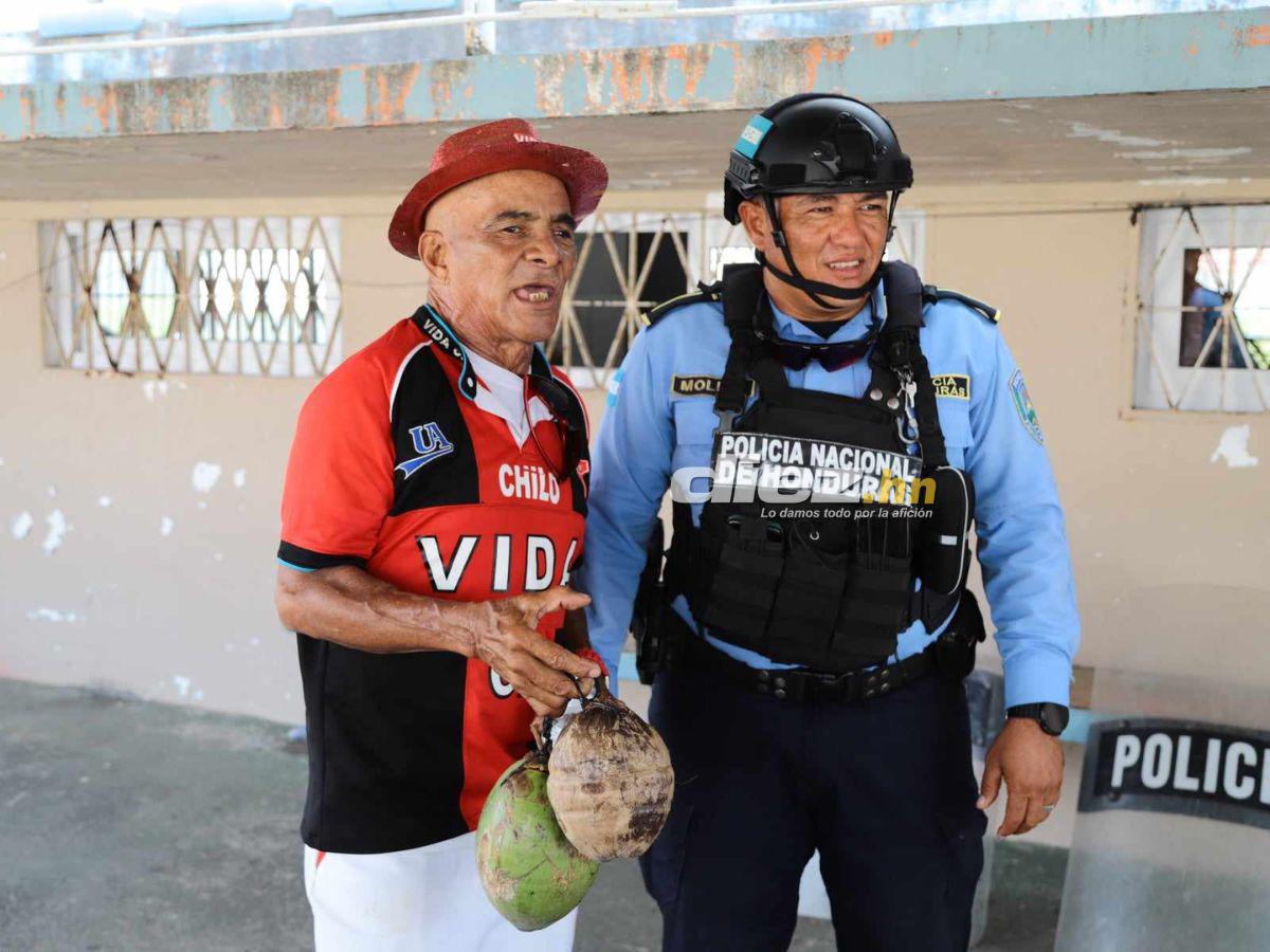 Marea Roja en La Ceiba, bellas hinchas del Vida invaden y aficionado se roba el show con extraño vestuario