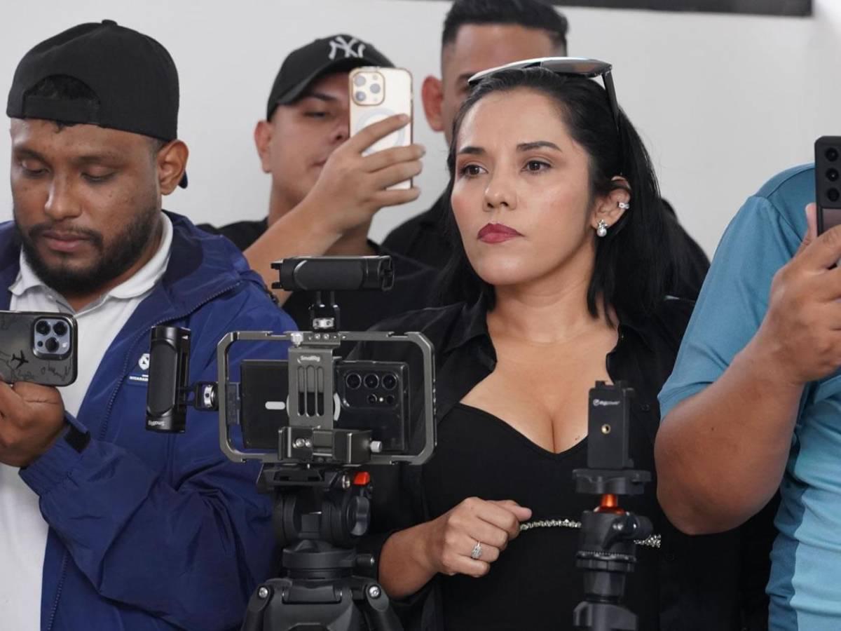 Así es la bella periodista que fue atacada verbalmente por el Fantasma y se defendió