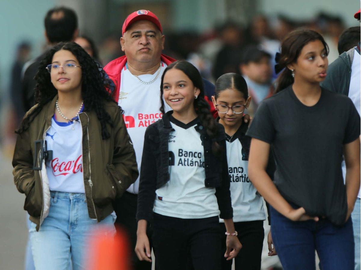 ¡Te vas a enamorar! Chicas bellas del Olimpia y América causan furor en el Estadio Nacional por Concacaf