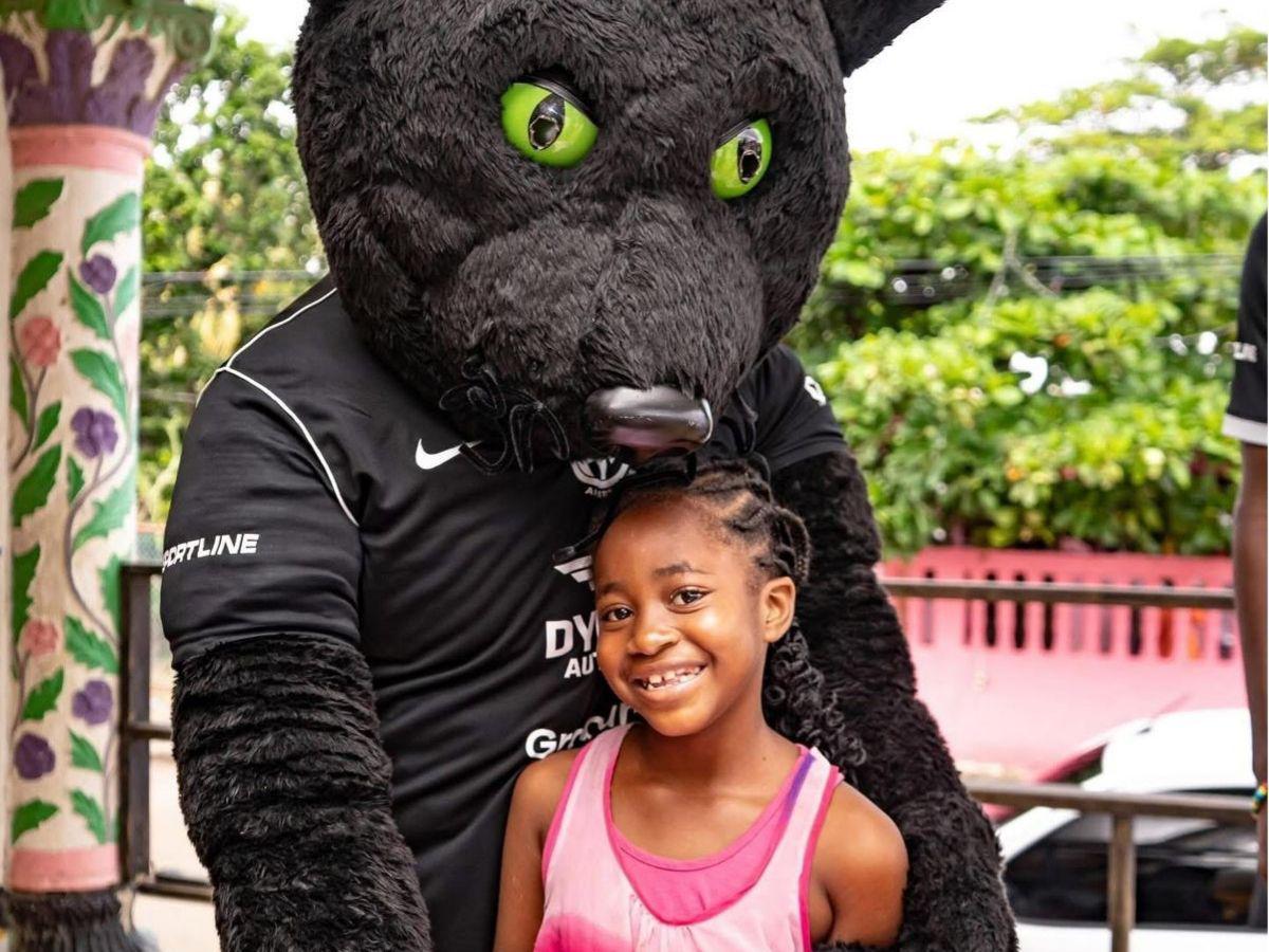 ¡Para ponerse de pie! Alberth Elis sorprende a los niños de San Juan Pueblo en plena navidad