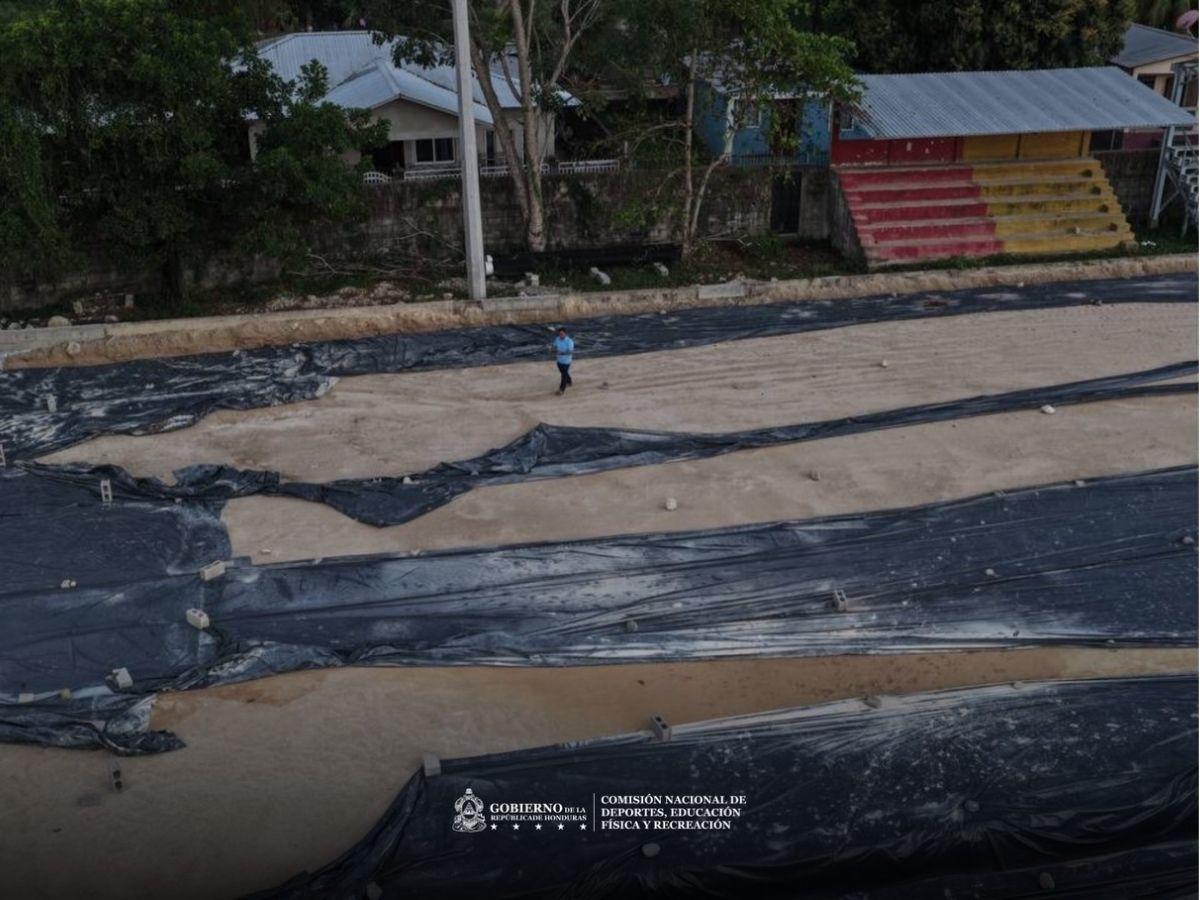 ¡A toda marcha! Condepor acelera proyectos de canchas de fútbol en municipios del departamento de Atlántida