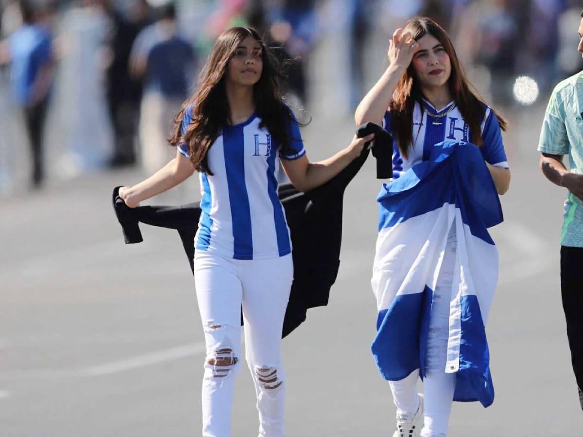 ¡Quiénes son las dos catrachas que se robaron las miradas! El Honduras vs México se engalana con hermosas aficionadas