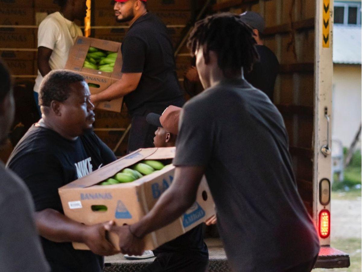 Para ponerse de pie: Fundación de Alberth Elis sorprende con donación a catrachos de cuatro ciudades de Honduras