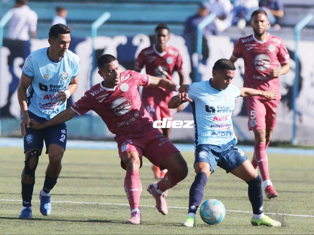 Alejandro Reyes en plena disputa del esférico.