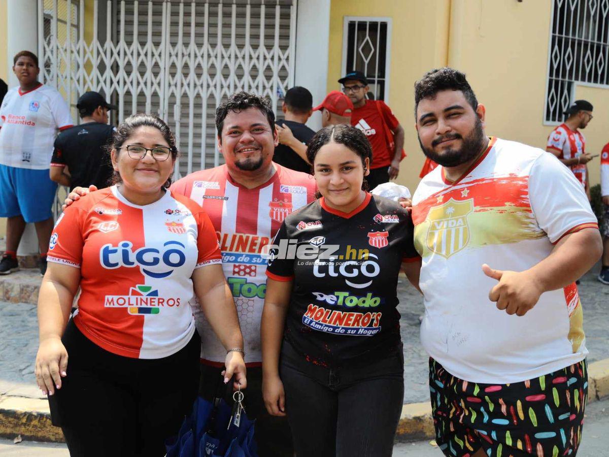 Marea Roja en La Ceiba, bellas hinchas del Vida invaden y aficionado se roba el show con extraño vestuario