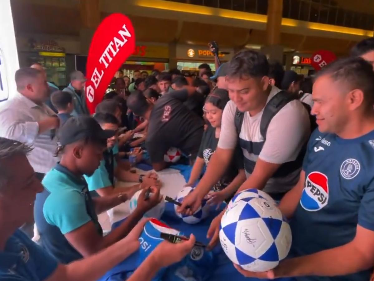 Motagua celebró su 96 aniversario arropado por su afición, a quienes atendieron con fotos y autógrafos