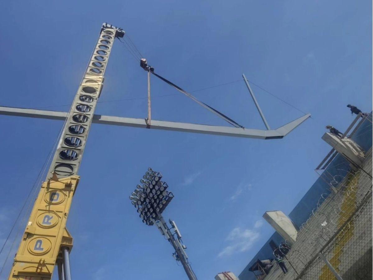 Grúa de 90 toneladas se instala en el Estadio Nacional para levantar el moderno techo en sol centro