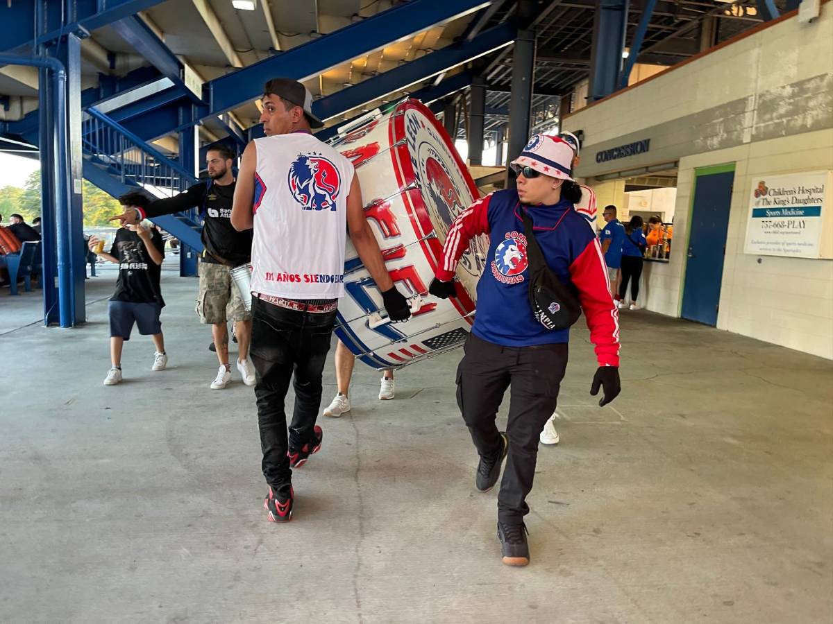 Bellas aficionadas de Olimpia en Virginia Beach, locura de la Ultra Fiel y los curiosos salvadoreños en amistoso “Merengue” ante Águila