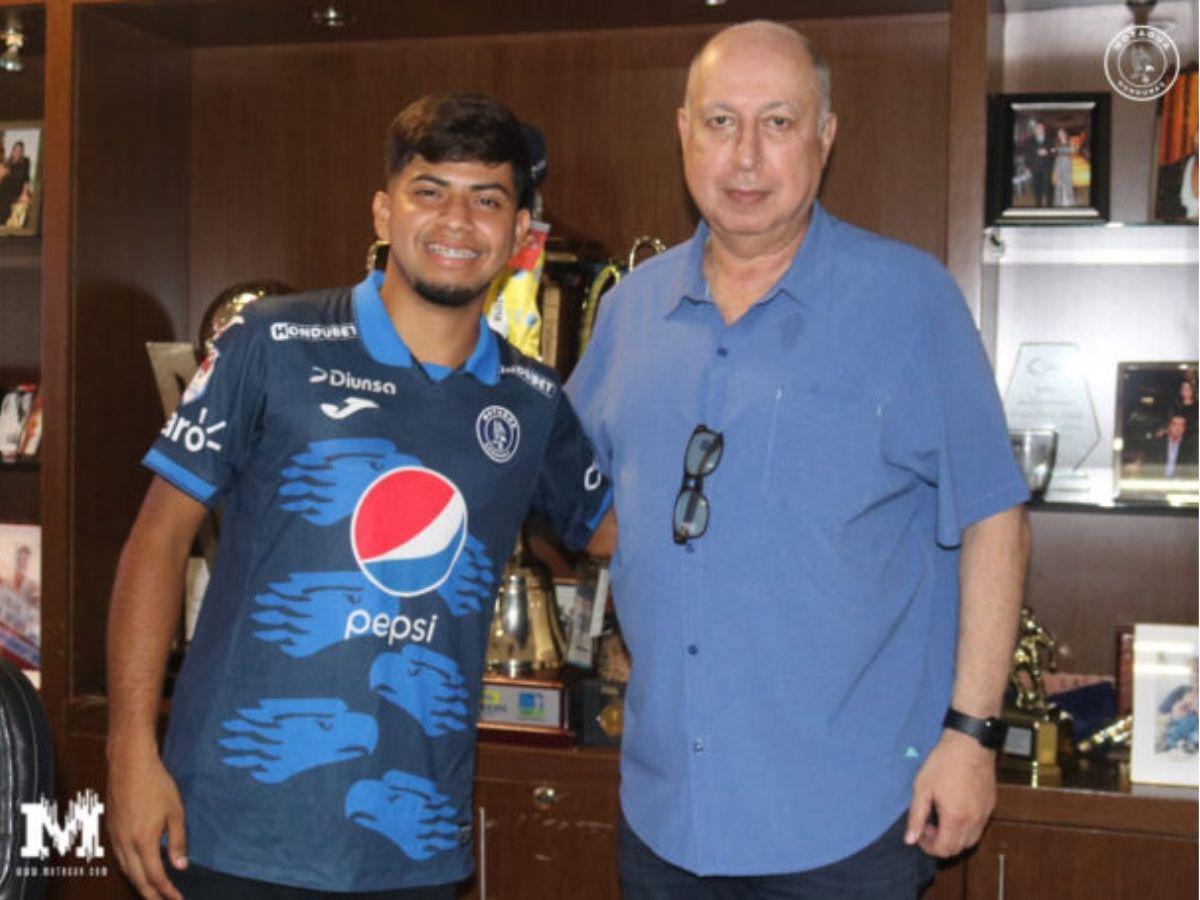 ¡El carro de Clever Portillo quedó destruido! Las fotos que dejó el terrible accidente de tránsito del jugador del Motagua