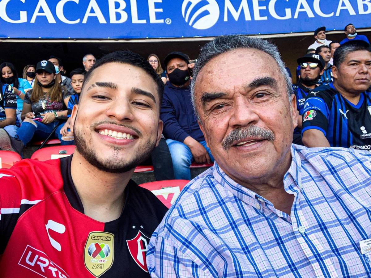 ¿Qué pasó con él y su abuelo? La verdad sobre la foto del aficionado “no vidente” en el Querétaro vs Atlas