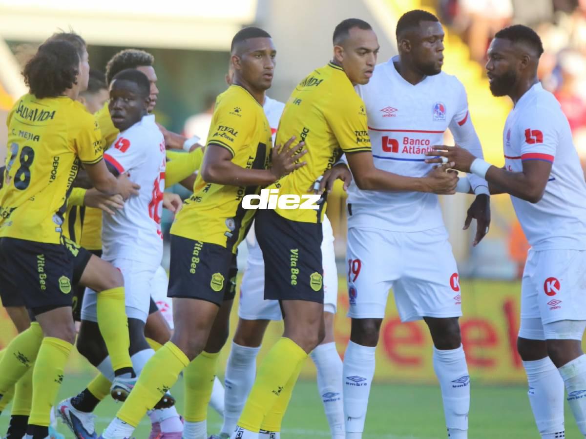 Marcas previo al lanzamiento de esquina en el clásico.