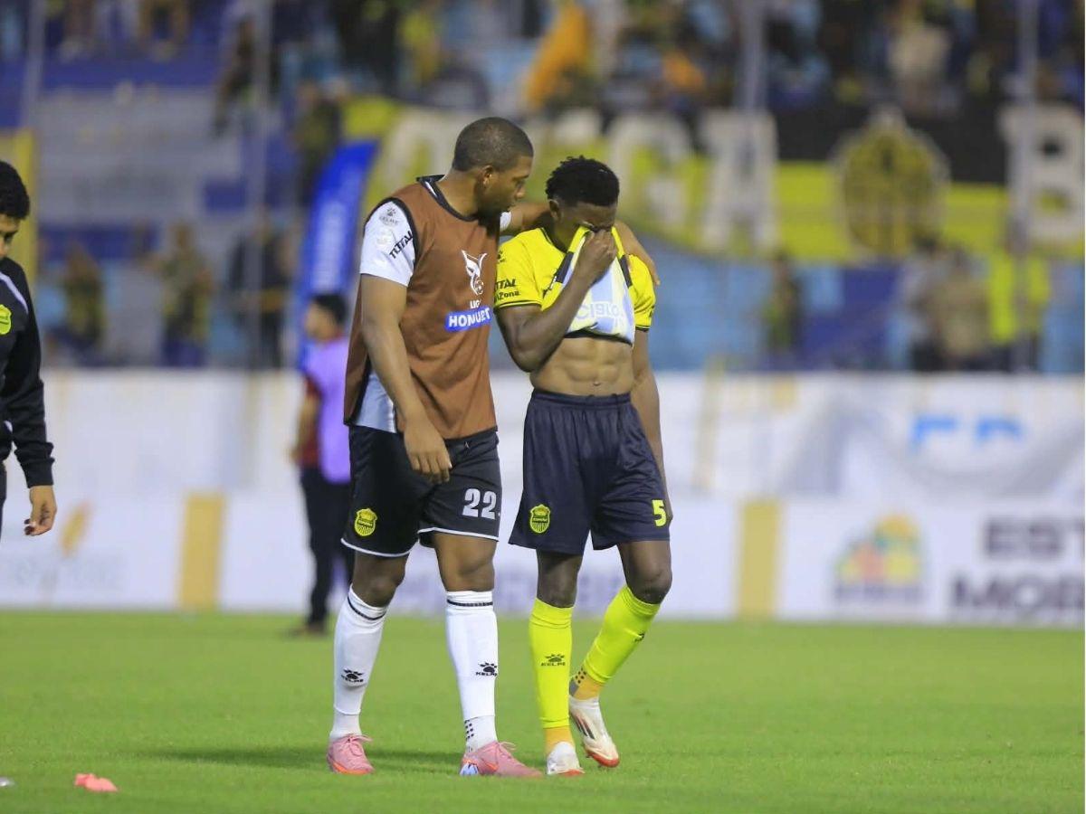 Bronca de aficionados con jugador de Real España afuera del Estadio Morazán y futbolistas aurinegros rompen en llanto